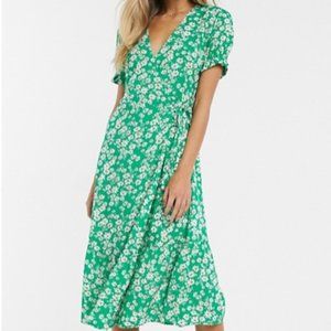 Influence Wrap Midi Dress in green daisy print
